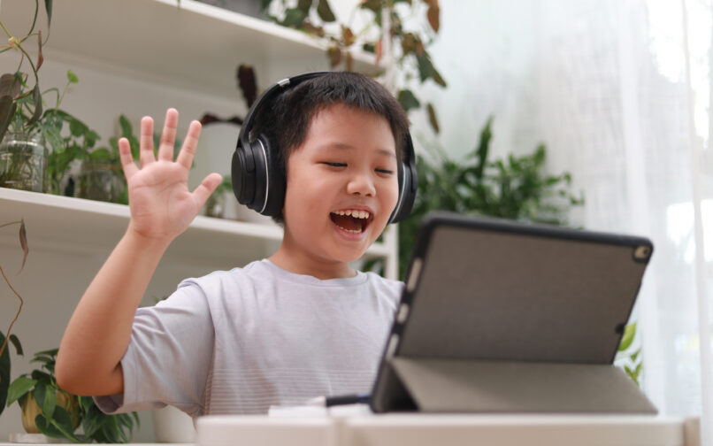 Student-raising-hand